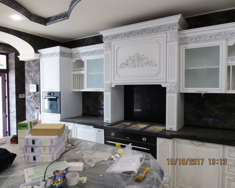 Кухня из массива дуба с витражными и резными фасадами