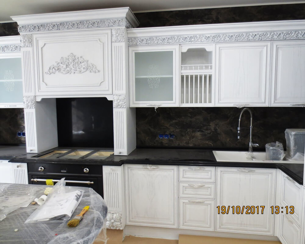 Кухня из массива дуба с витражными и резными фасадами