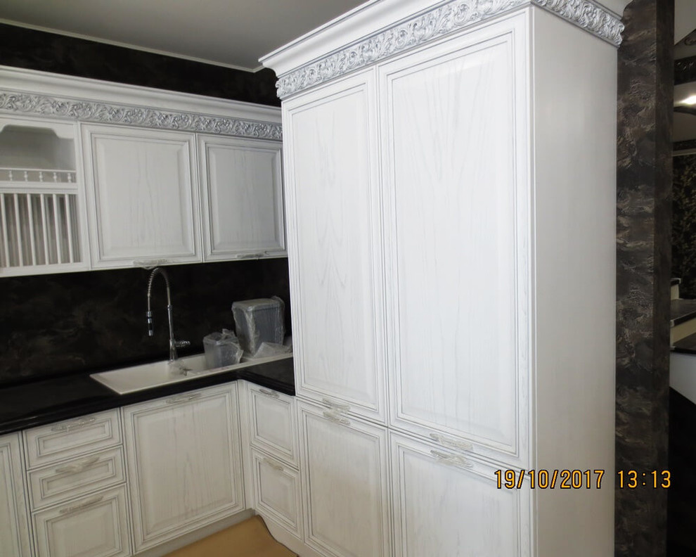 Кухня из массива дуба с витражными и резными фасадами