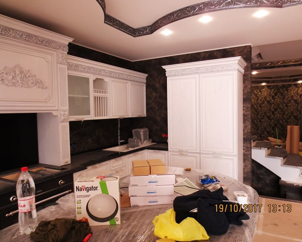 Кухня из массива дуба с витражными и резными фасадами