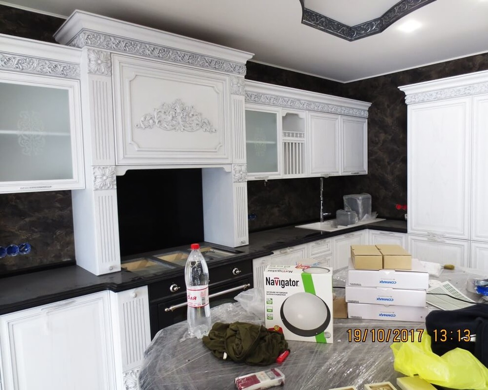 Кухня из массива дуба с витражными и резными фасадами