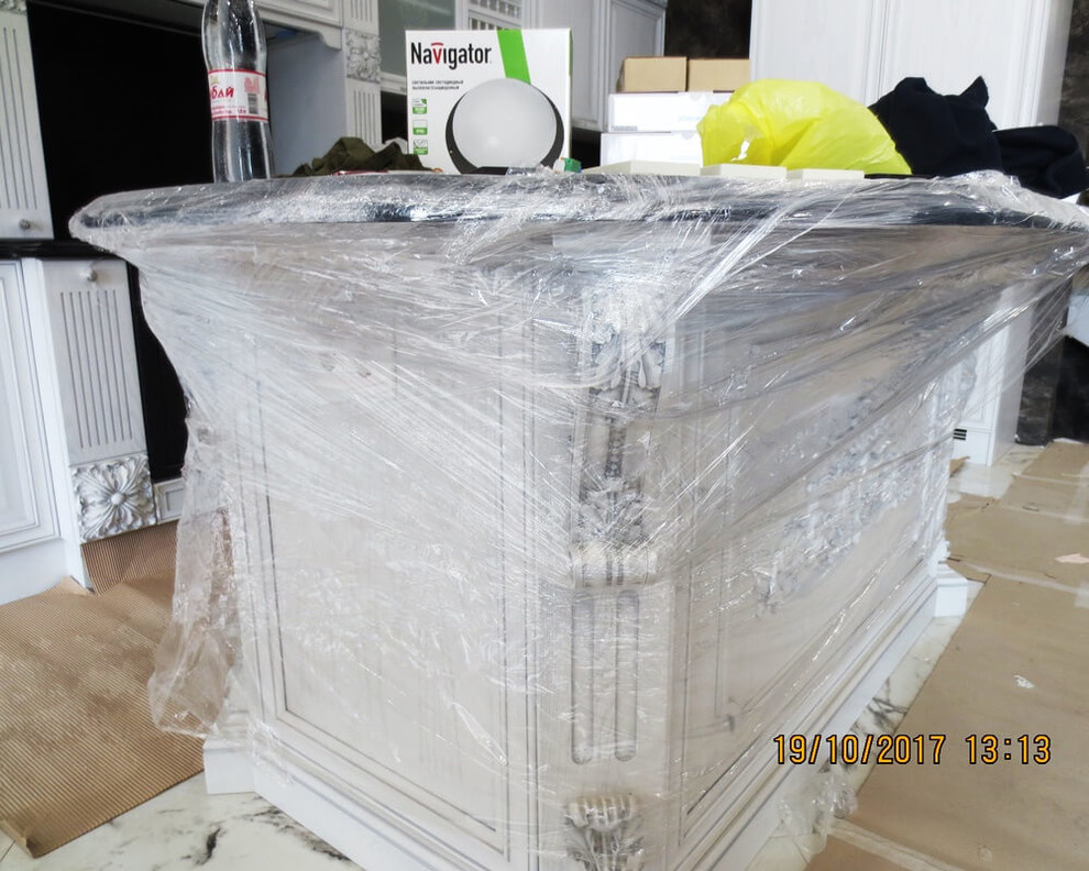 Кухня из массива дуба с витражными и резными фасадами