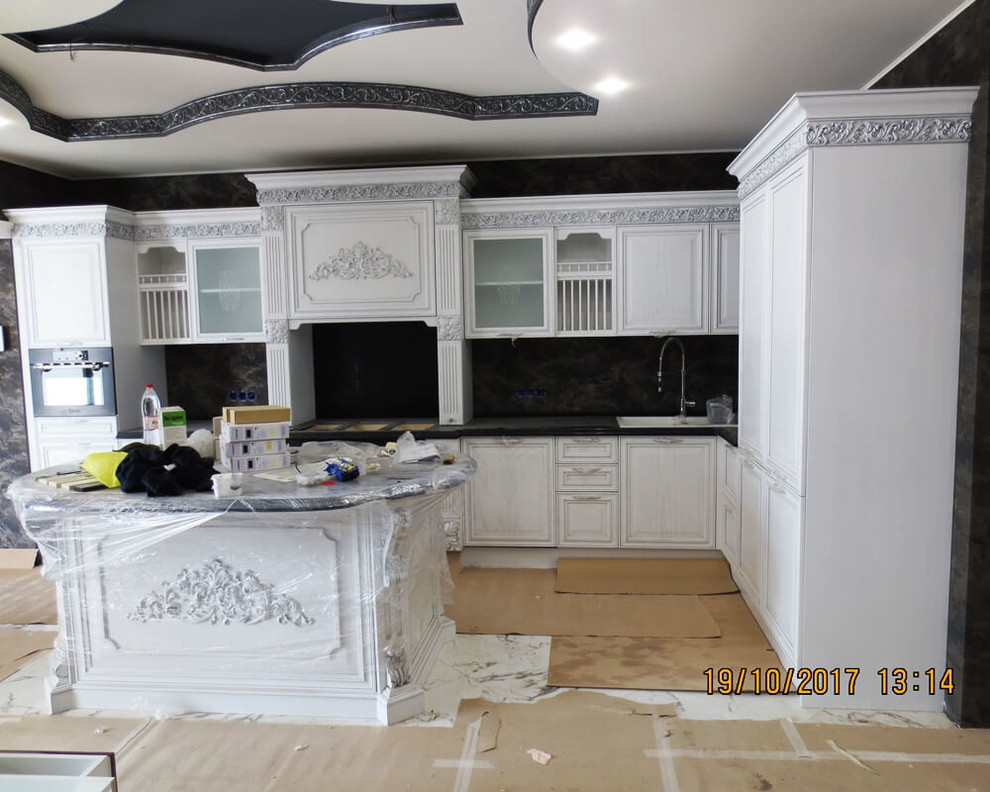 Обложка проекта: Кухня из массива дуба с витражными и резными фасадами