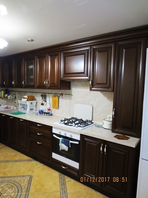 Кухня из с фасадами из массива ясеня