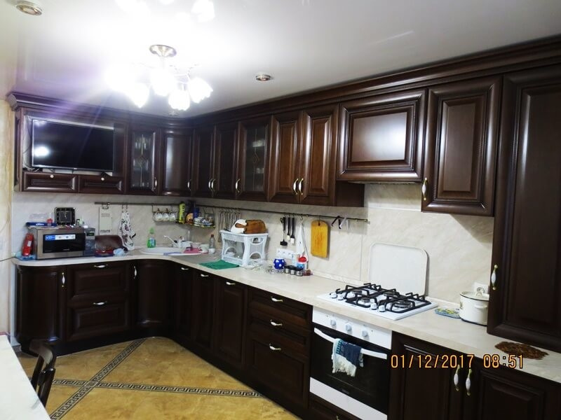 Кухня из с фасадами из массива ясеня