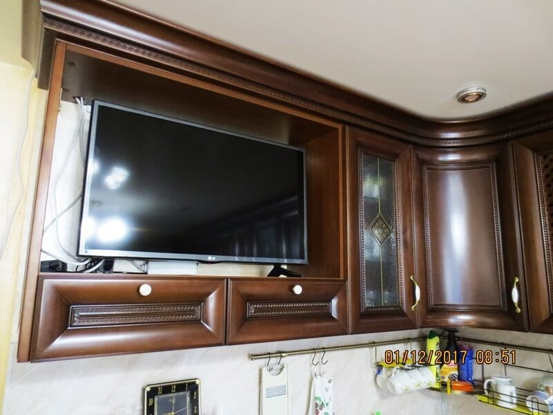 Кухня из с фасадами из массива ясеня