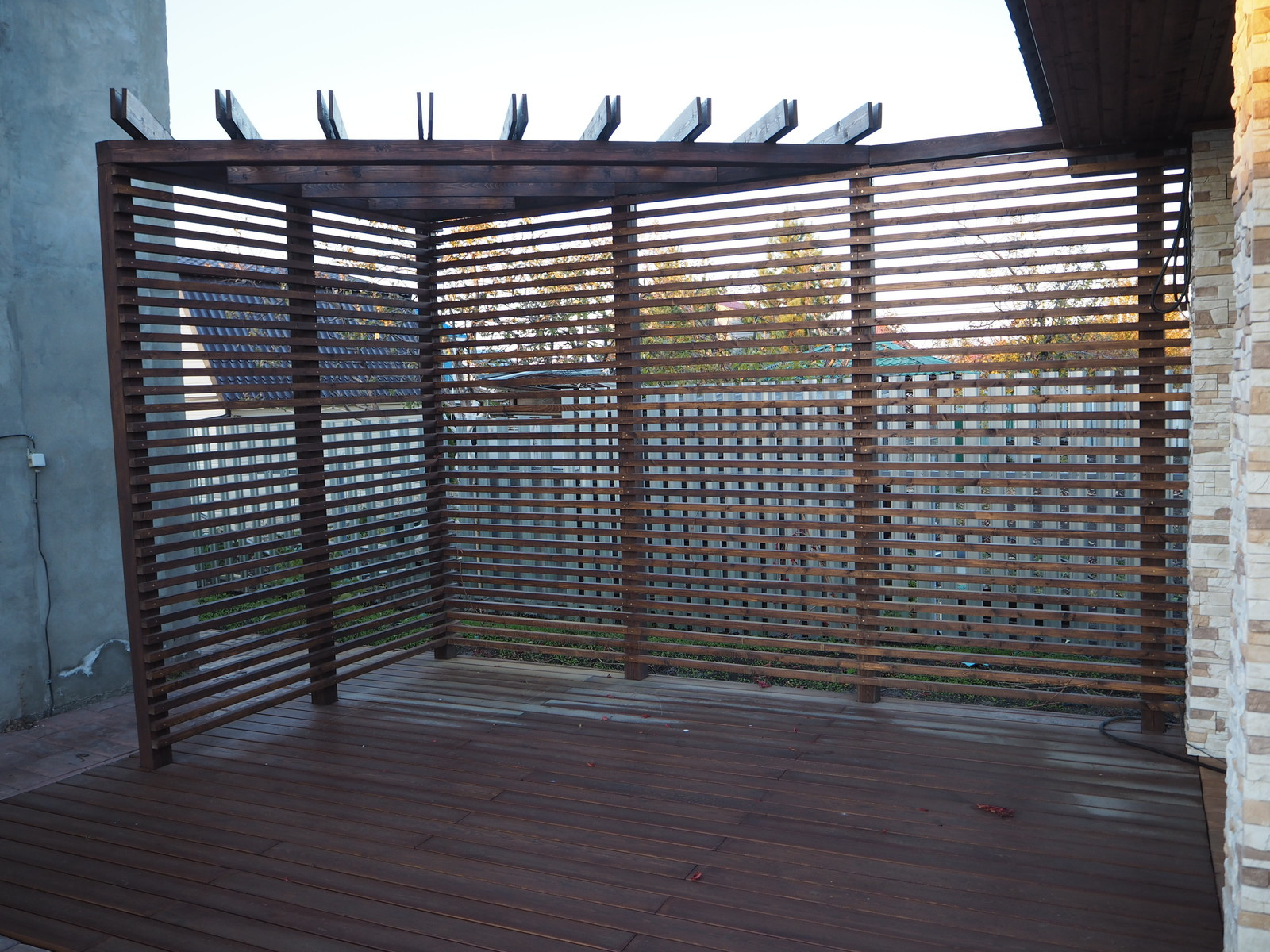 Натуральное дерево в саду