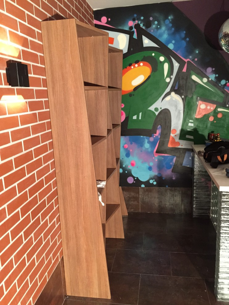 Пьяный стеллаж