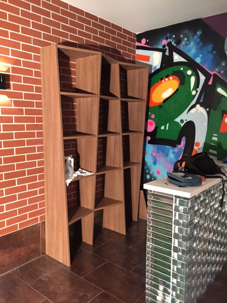 Пьяный стеллаж