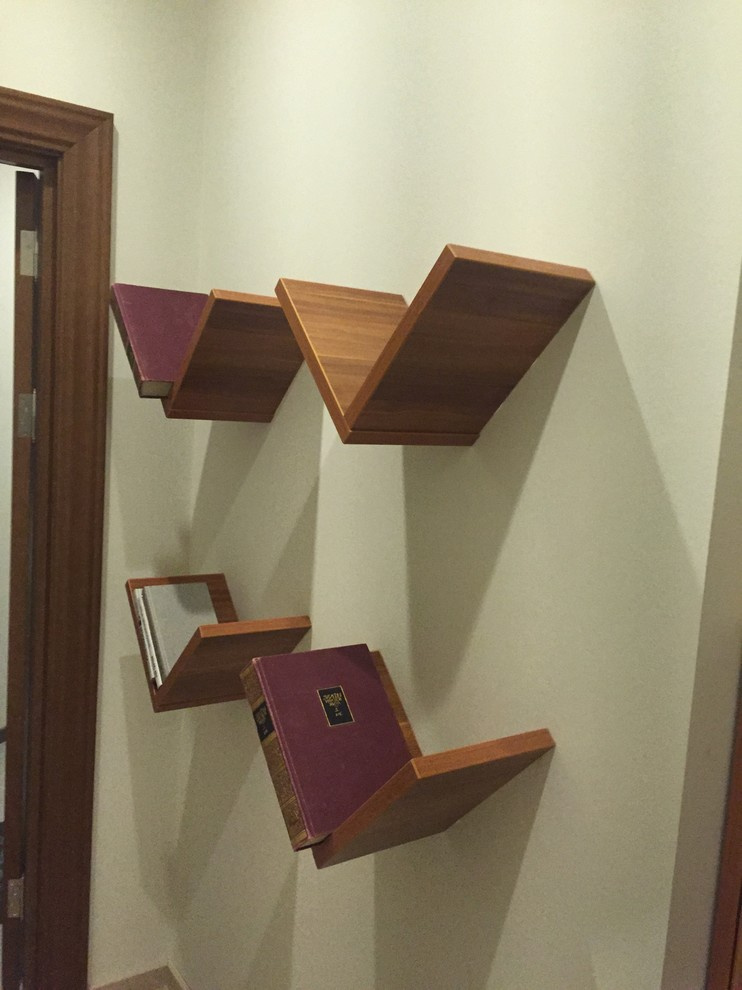 Пьяный стеллаж