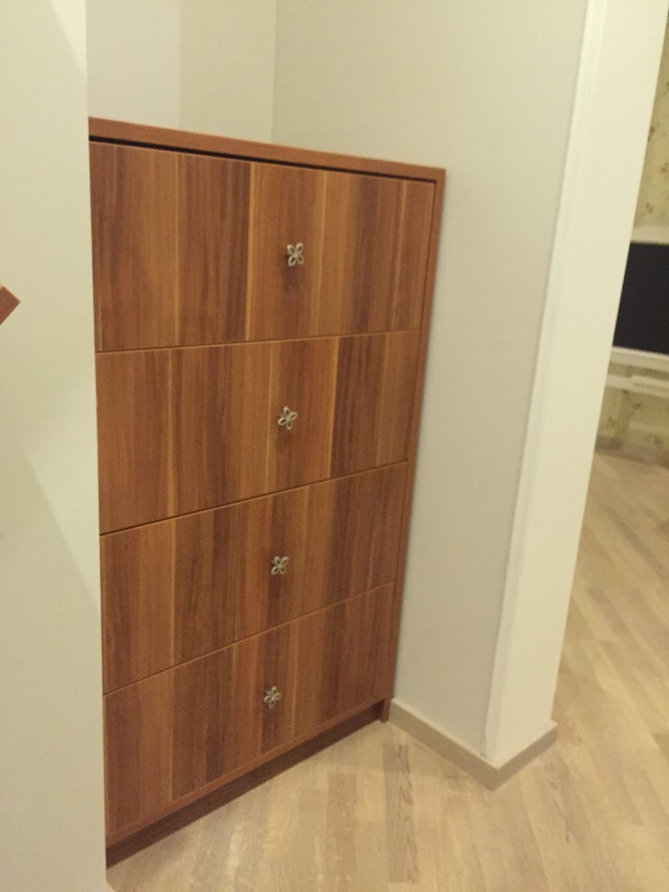 Пьяный стеллаж