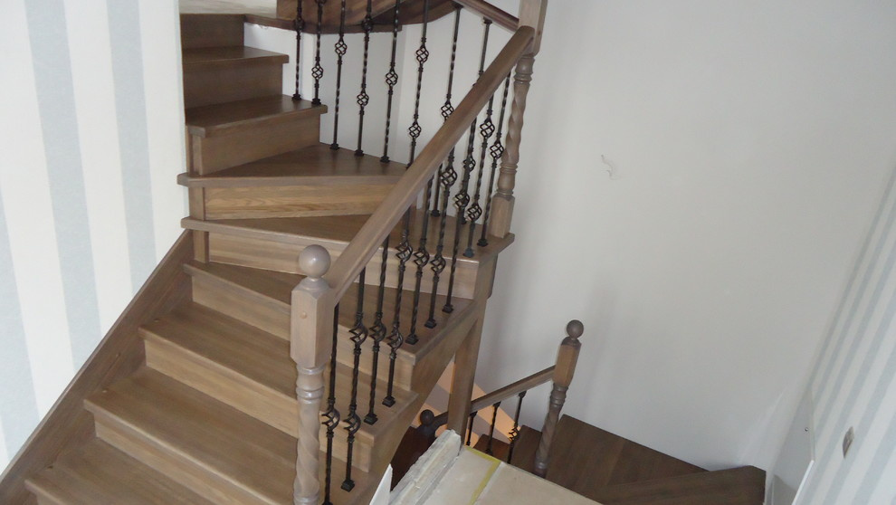 Лестница дуб с кованными балясинами