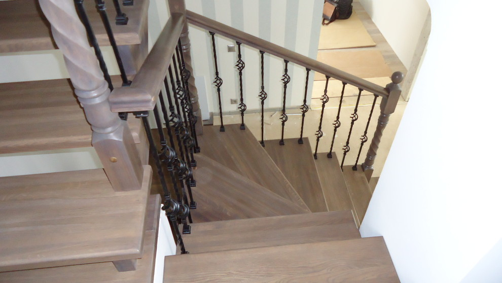 Лестница дуб с кованными балясинами
