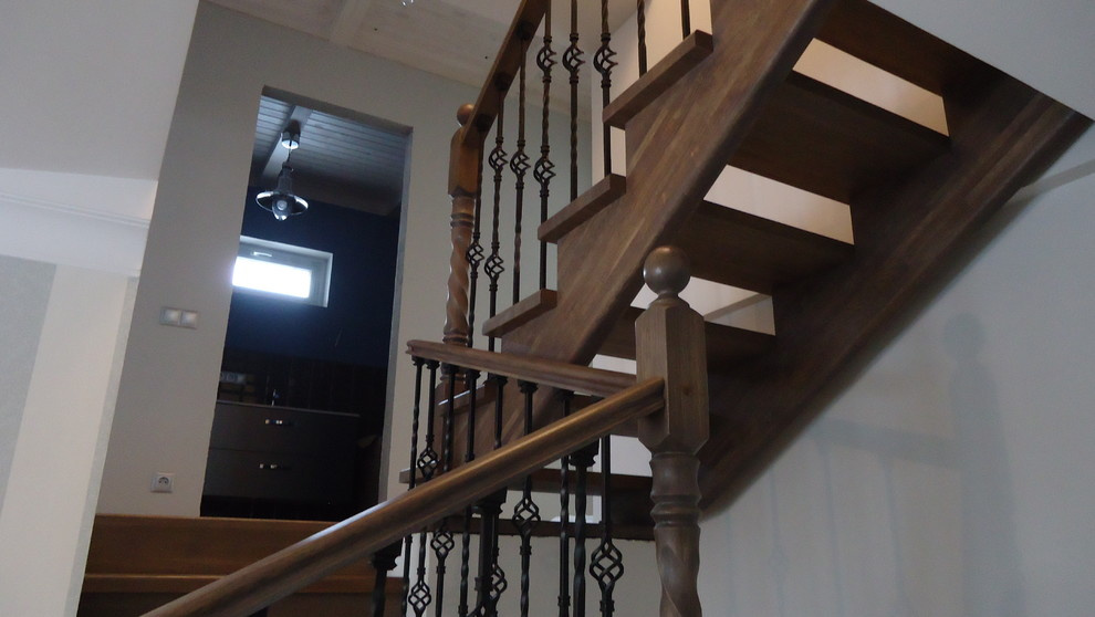 Лестница дуб с кованными балясинами