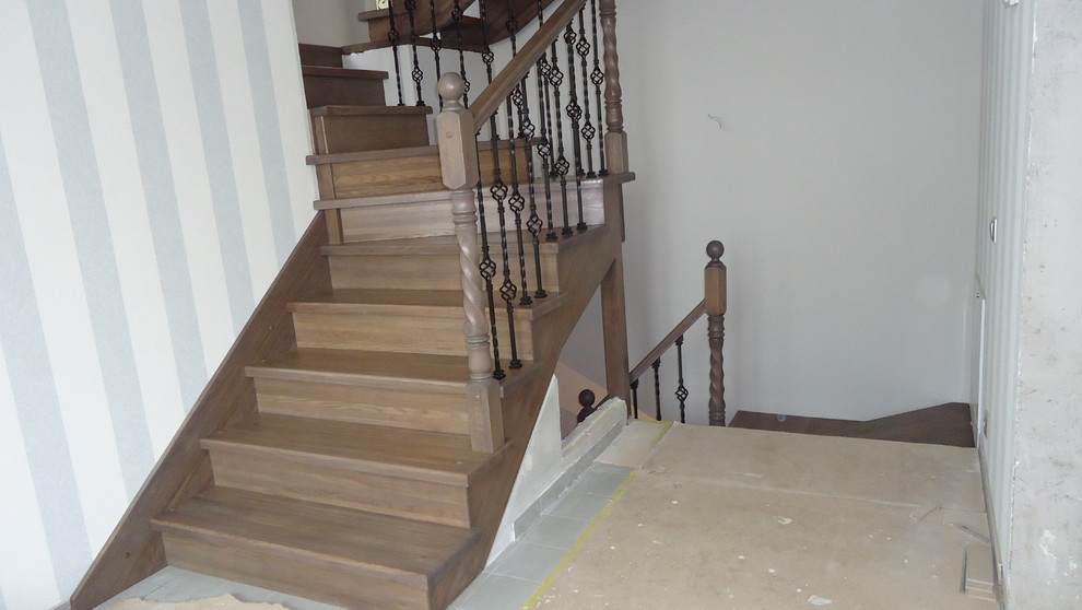 Лестница дуб с кованными балясинами