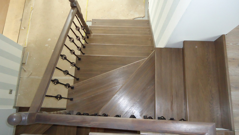 Обложка проекта: Лестница дуб с кованными балясинами