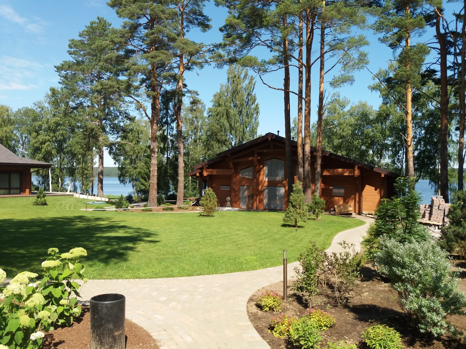 Сад на берегу озера