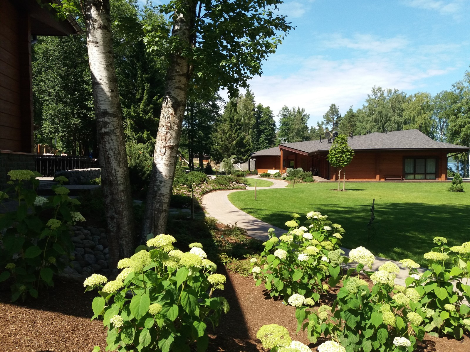 Сад на берегу озера