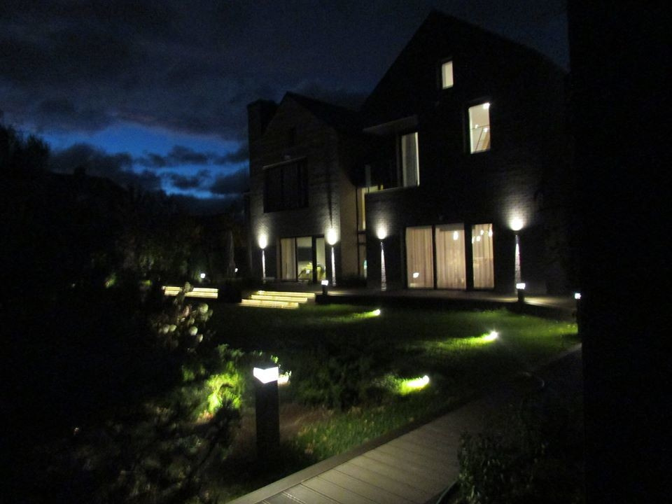 Маленький сад с большой поляной для игр