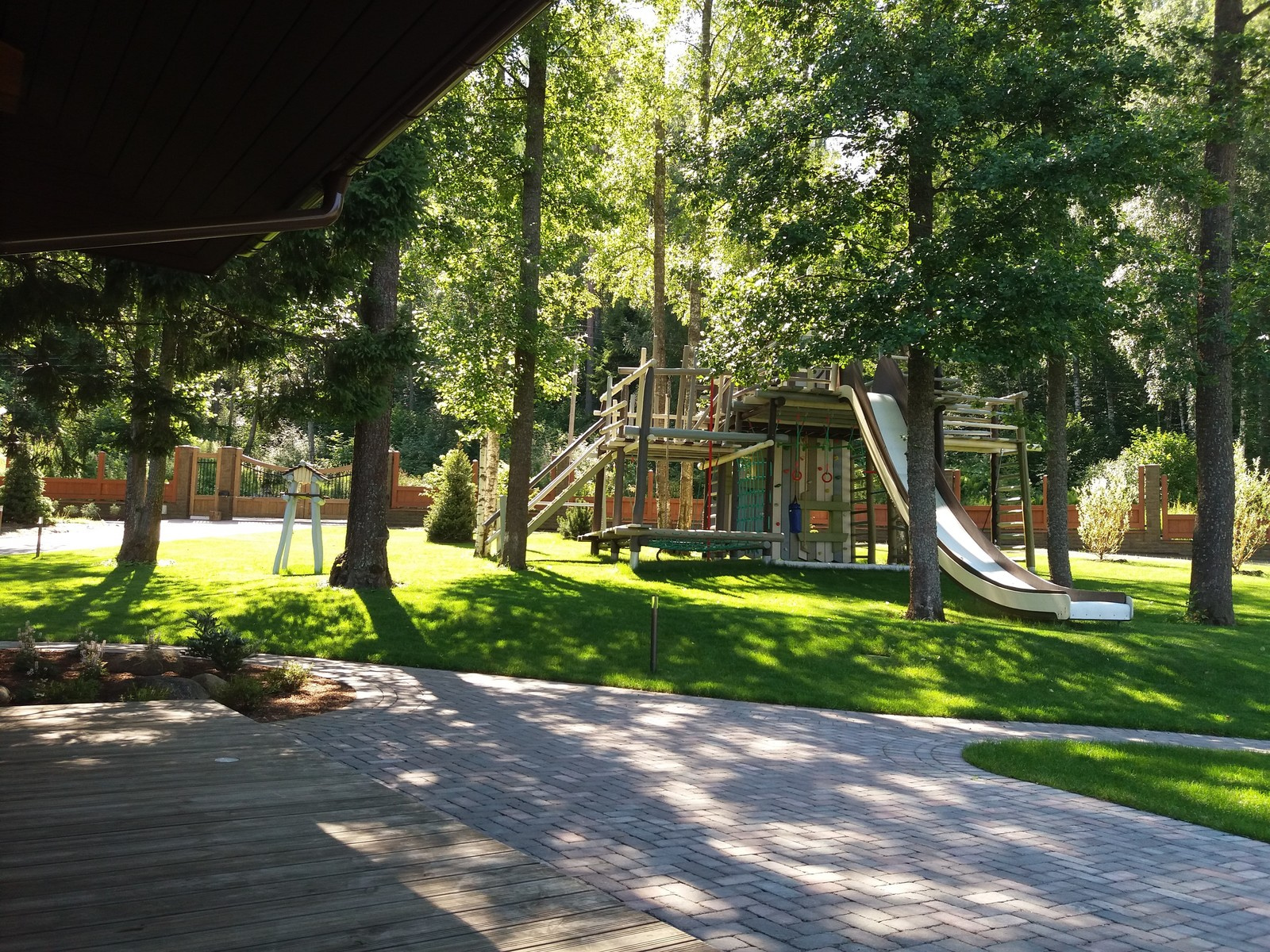 Сад на берегу озера