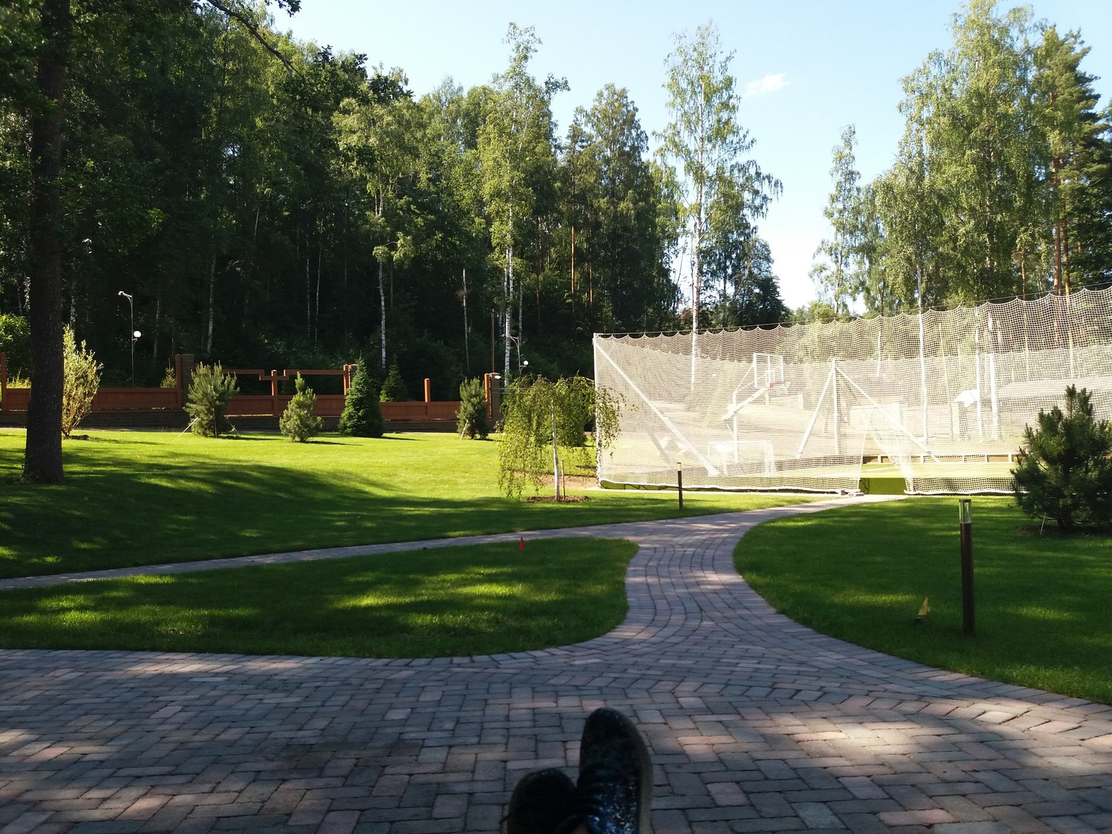 Сад на берегу озера