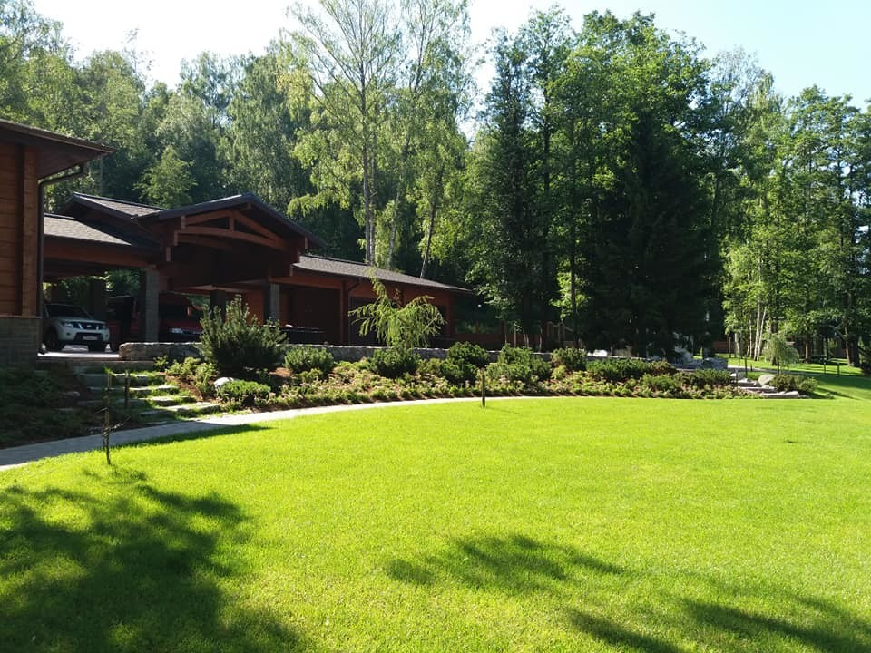 Сад на берегу озера