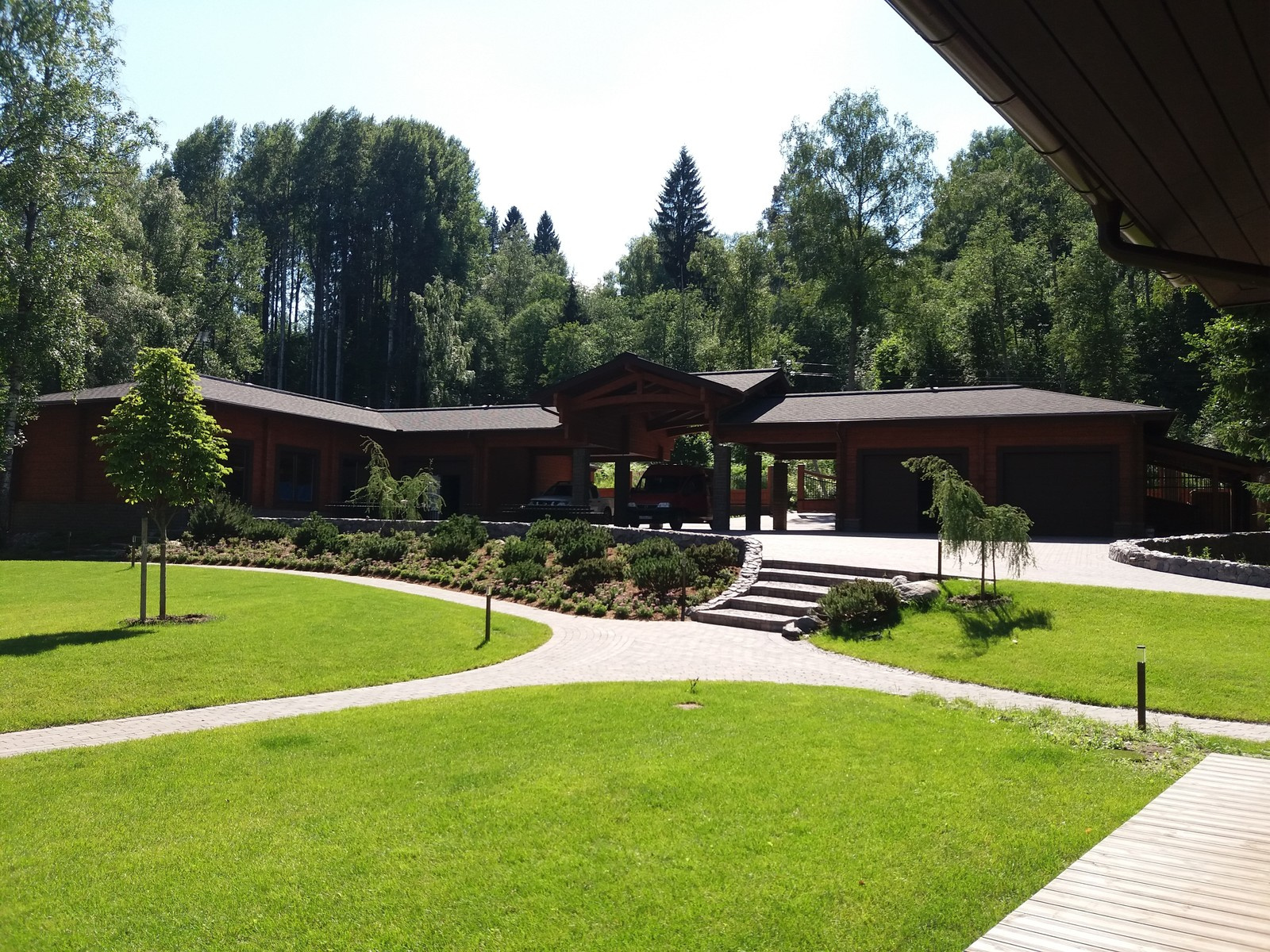 Сад на берегу озера