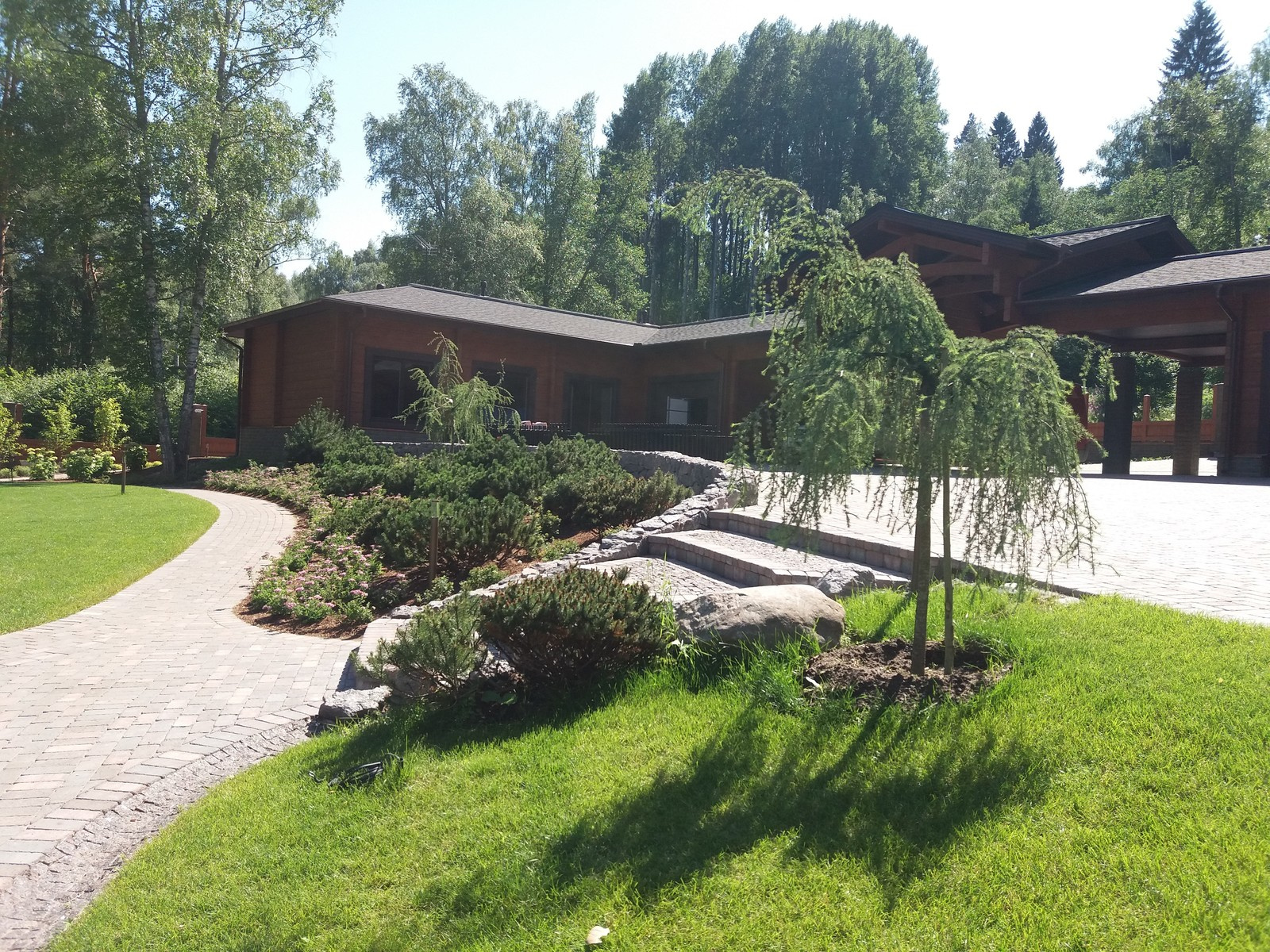 Сад на берегу озера