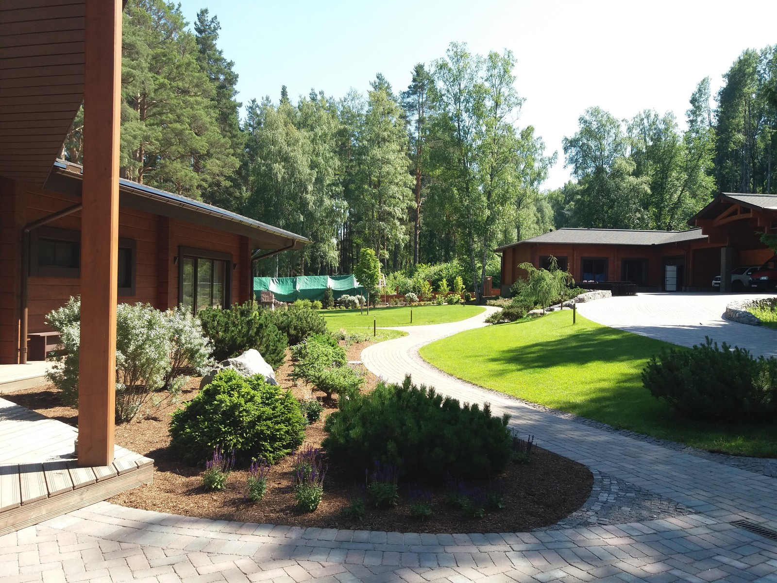 Сад на берегу озера