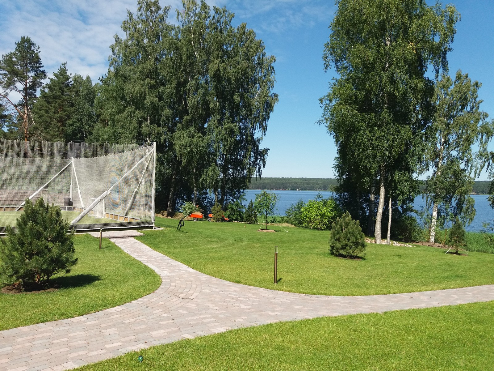 Сад на берегу озера