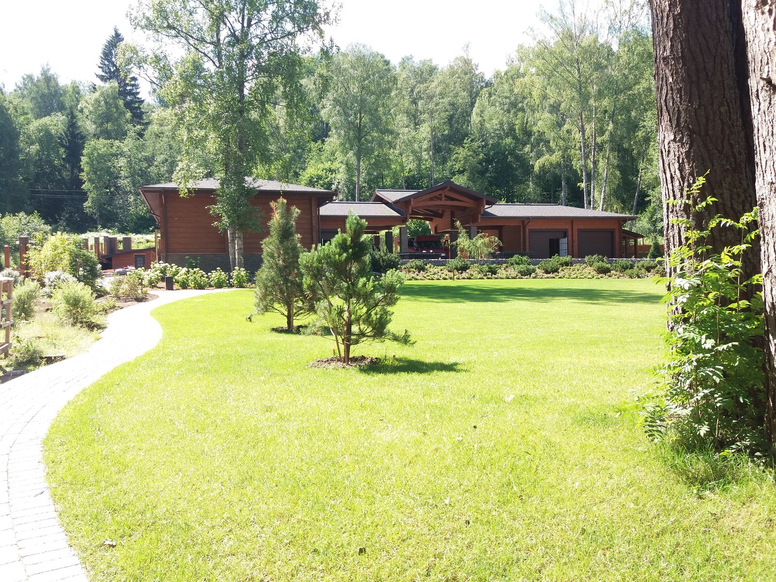 Сад на берегу озера