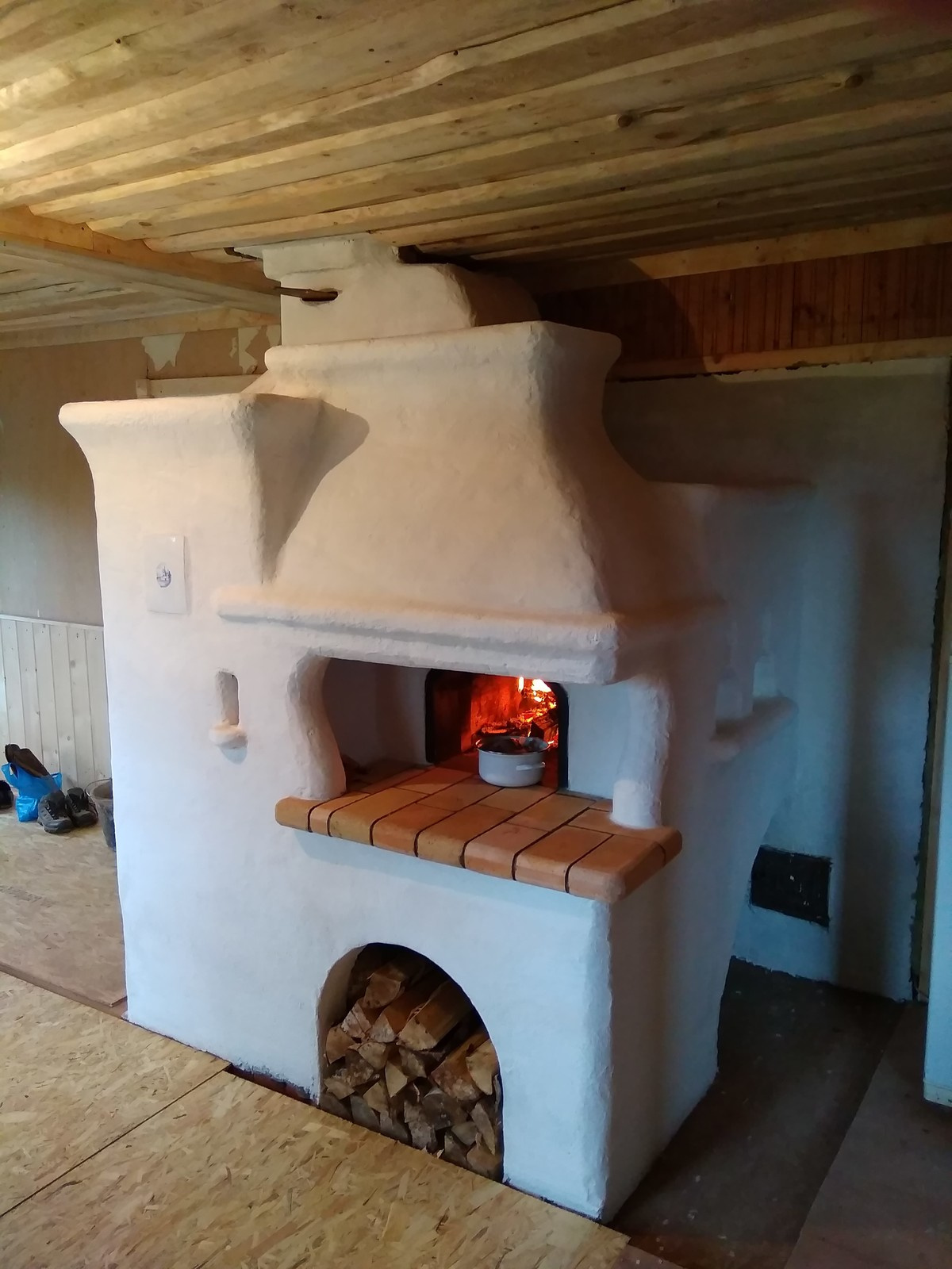 Отопительный комплекс; русская печь, чугунный камин, лежанка