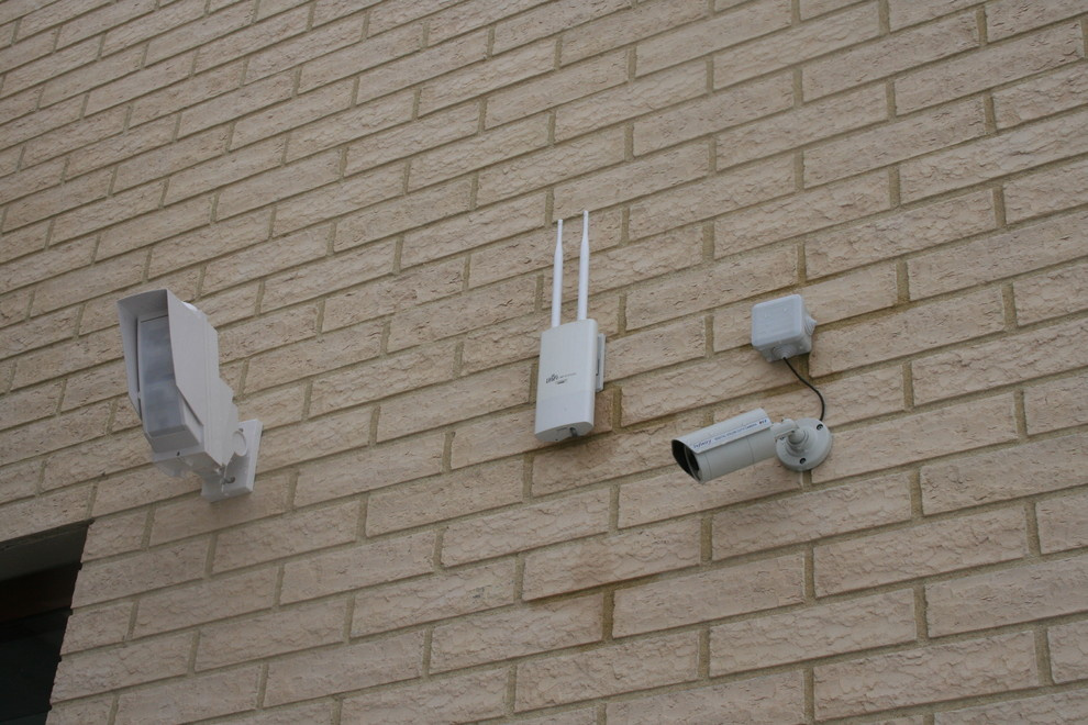 Уличный охранный датчик, видеокамера и антенна уличной точки Wi-Fi