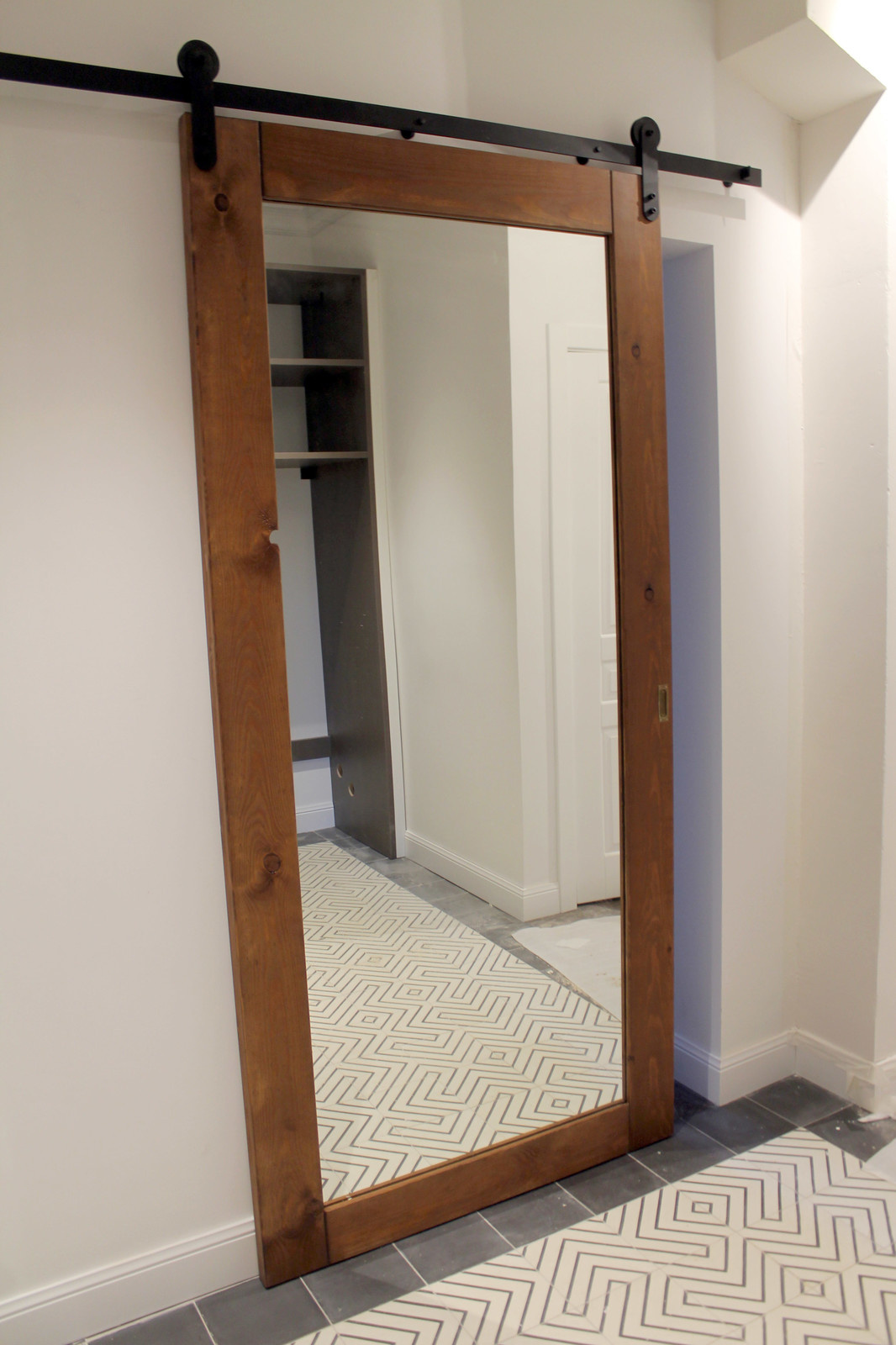 Амбарная дверь с зеркалом