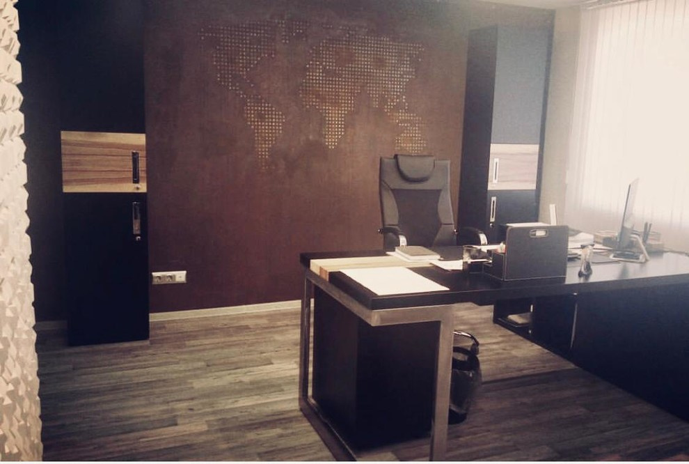 Обложка проекта: Ржавая стена с картой мира