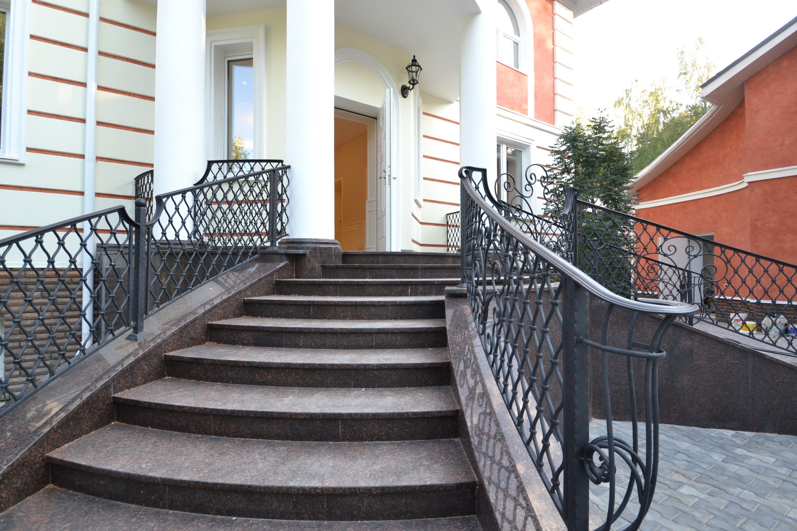 Фасад дома в Подмосковье - Классика. Фотографии