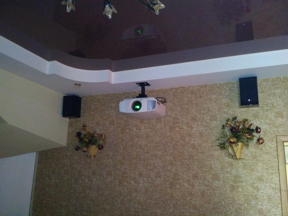 Проектор и экран в гостиной