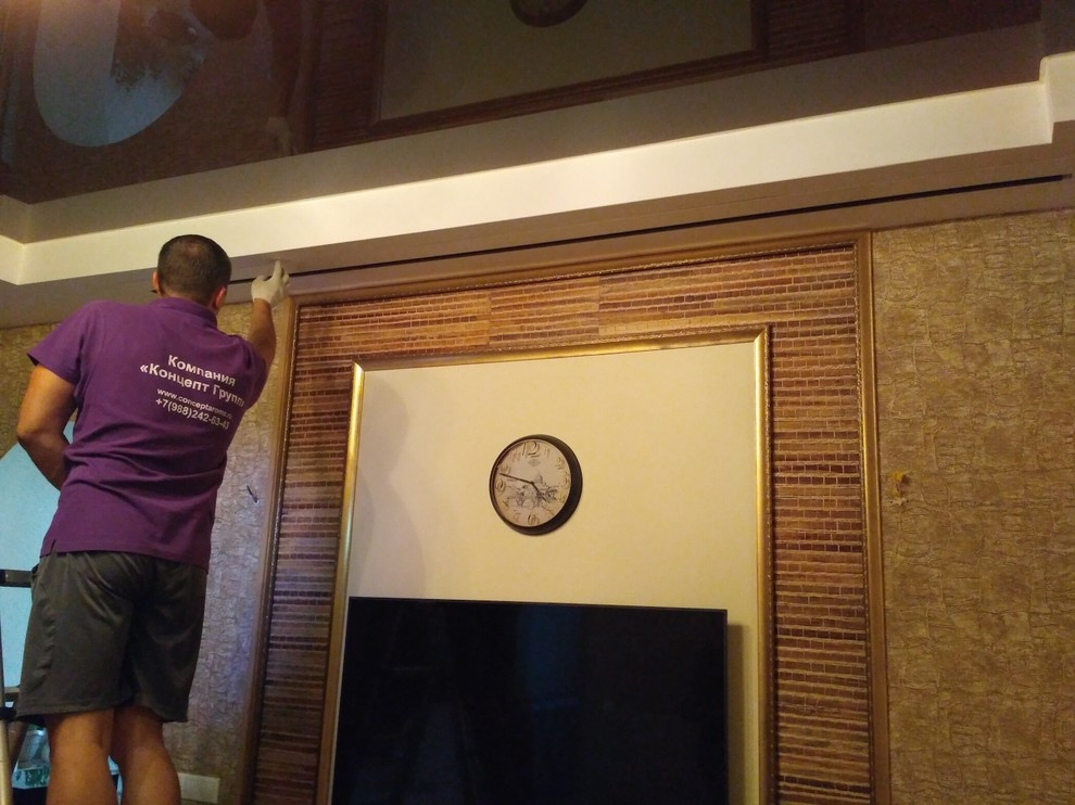 Проектор и экран в гостиной