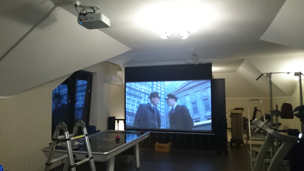 Экран и проектор в спортзале