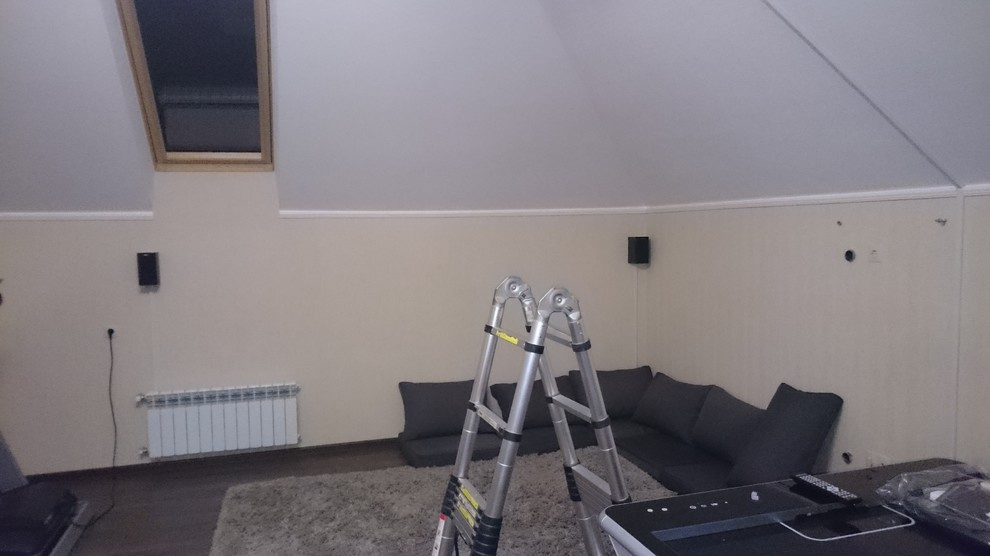 Обложка проекта: Экран и проектор в спортзале