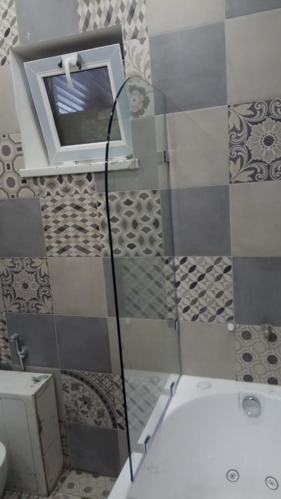 Стеклянные шторка на ванну