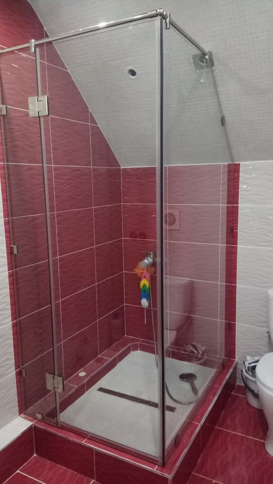 Стеклянная душевая перегородка на мансарду