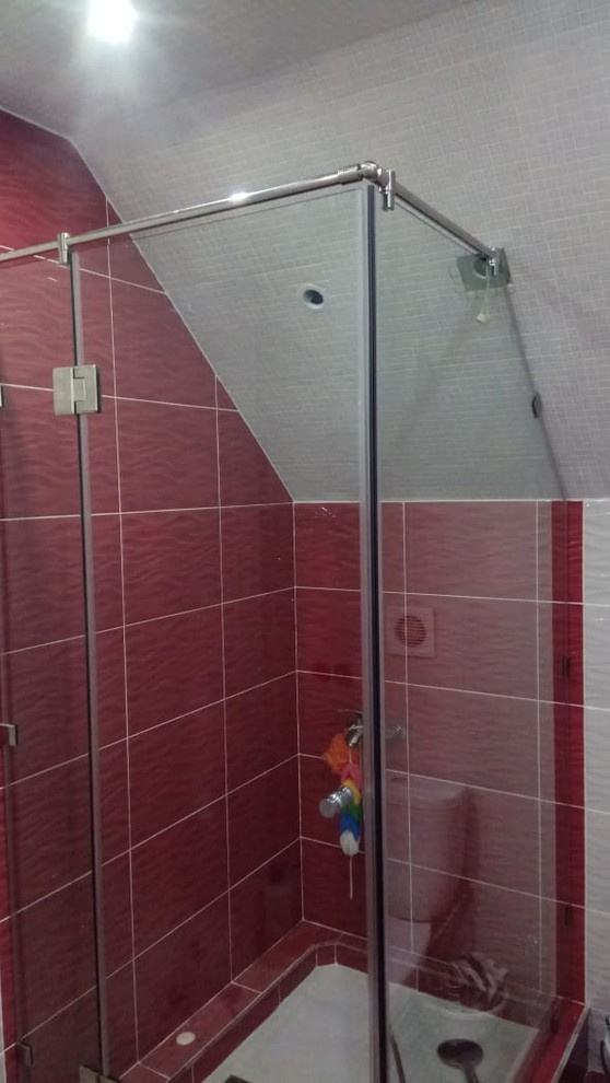 Обложка проекта: Стеклянная душевая перегородка на мансарду