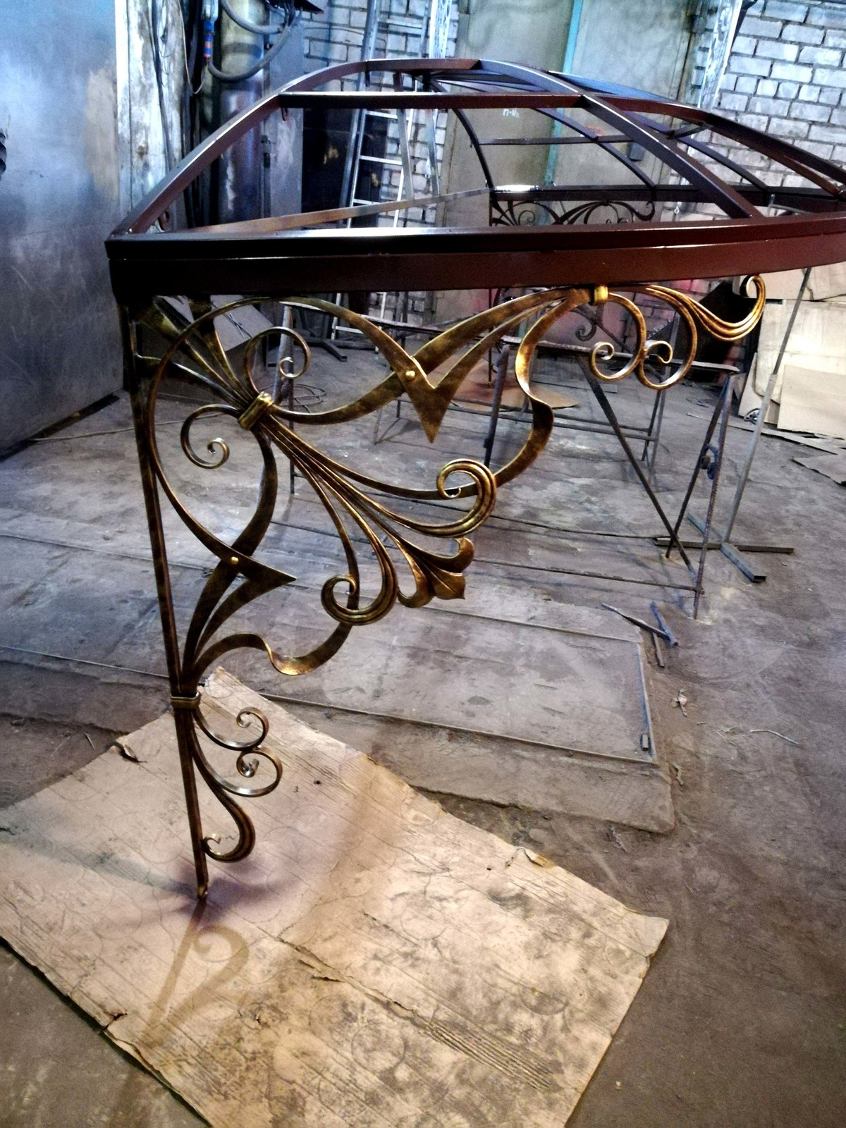 Навес кованый с монолитным поликарбонатом