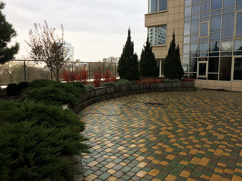 Парк на стилобате бизнес-центра