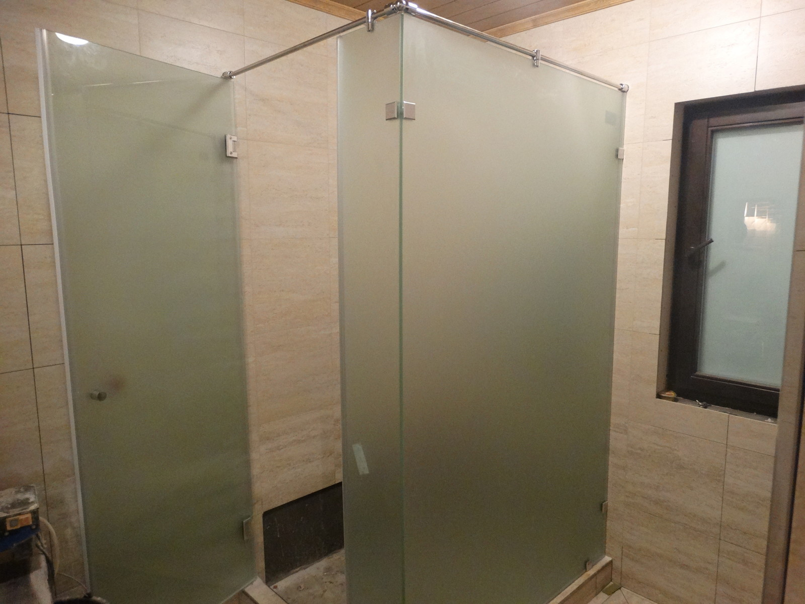 Душевая из матового стекла