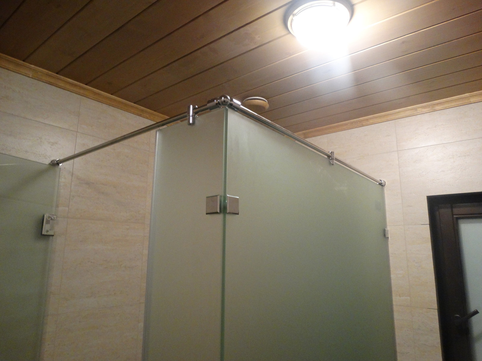 Душевая из матового стекла