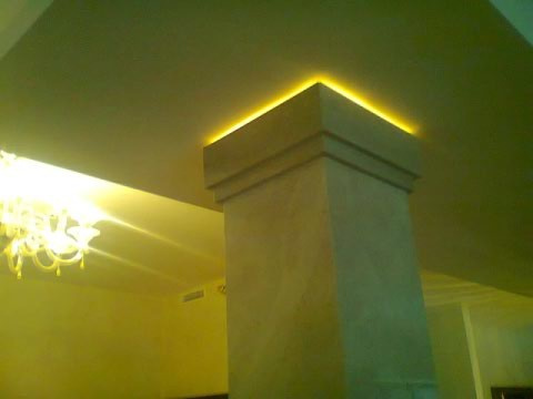 Мраморная лестница и лифтовая колонна в частном доме