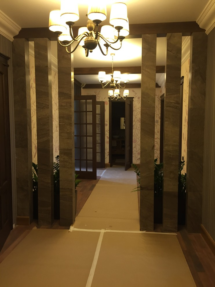 Каменные колонны в коридоре квартиры