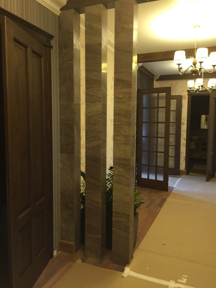 Каменные колонны в коридоре квартиры